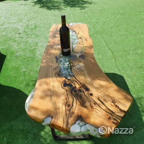 Mesa de madera con resina epoxi nazza en exterior