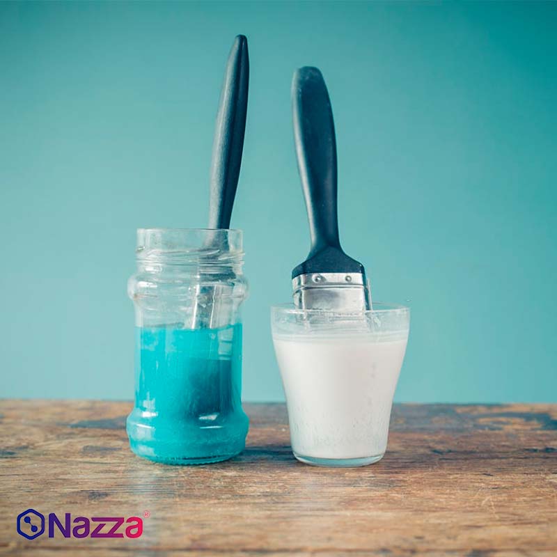 Imagem de duas trinchas introduzidas em recipientes transparentes, uma num líquido azulado e outra num produto esbranquiçado, representando diferentes tratamentos químicos utilizados em pintura. Ilustra de forma simples a diferença visual entre um solvente para limpeza ou diluição e um produto decapante em repouso.